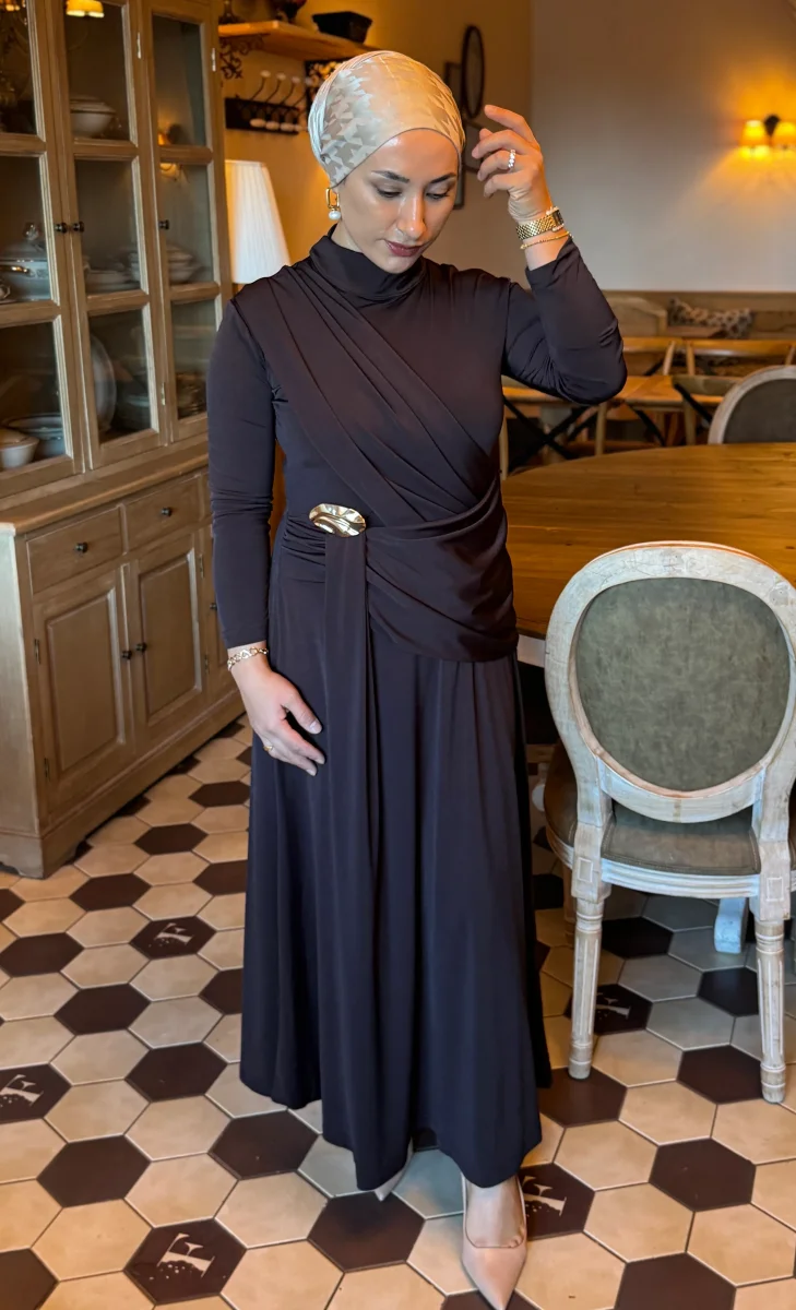 ROBE HIJAB CHIC COULEUR MARRON -KAHVERENGI DRAPELI ALTIN TOKALI UZUN ELBISE – Image 3