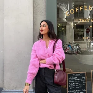 Cardigan Rose Duveteux | Maille Douce | Coupe Courte et Féminine