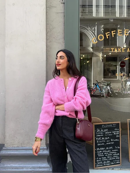 Cardigan Rose Duveteux | Maille Douce | Coupe Courte et Féminine – Image 2