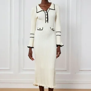 Robe Maille Boutonnée |  Élégance Structurée et Finitions Chic