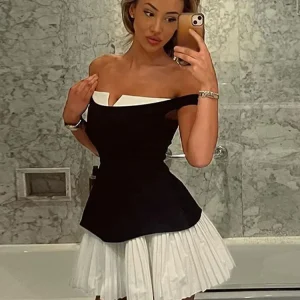 Robe Courte Bicolore | Épaules Dénudées & Jupe Plissée | Graphique et Chic