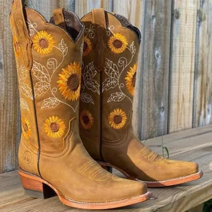 Western Boots with Sunflower Embroidery | Esprit Country and Authentic Detail