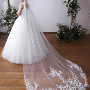 Voile De Chapelle Long Satin Rêveur À Une Couche Avec Fleurs En Relief