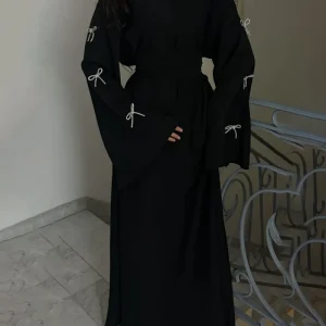 Abaya Noire à Nœuds | Lin | Élégance Minimaliste et Détails Féminins