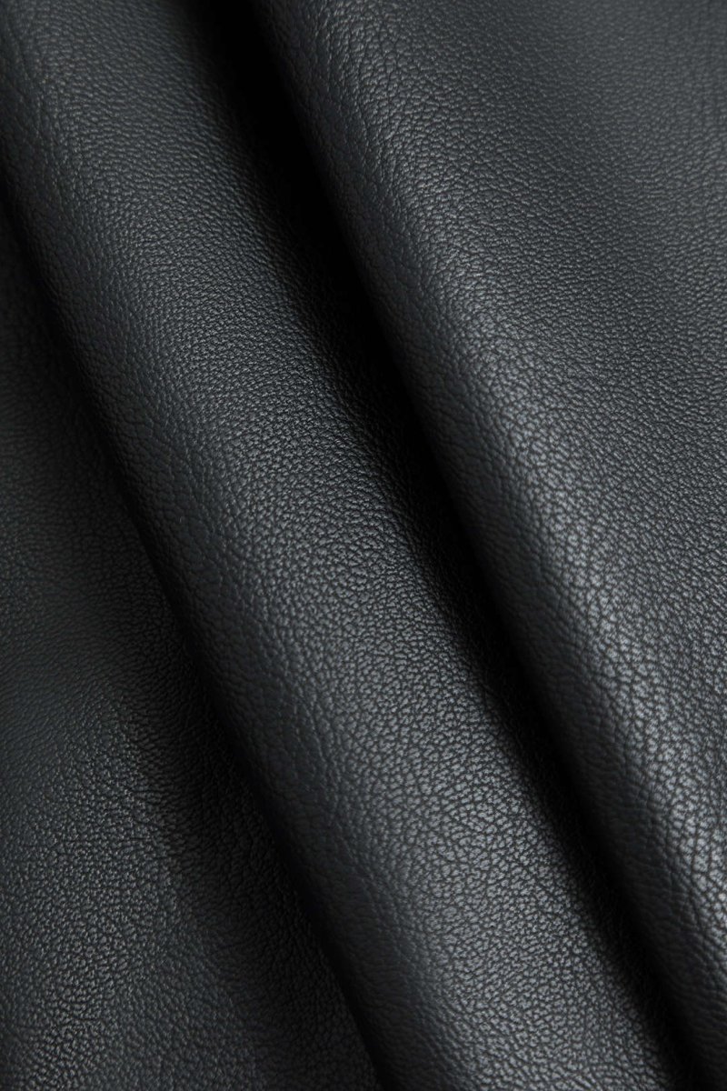 Sleeveless leather-effect top with press studs | Attitude Moderne et Design Structuré – Image 5