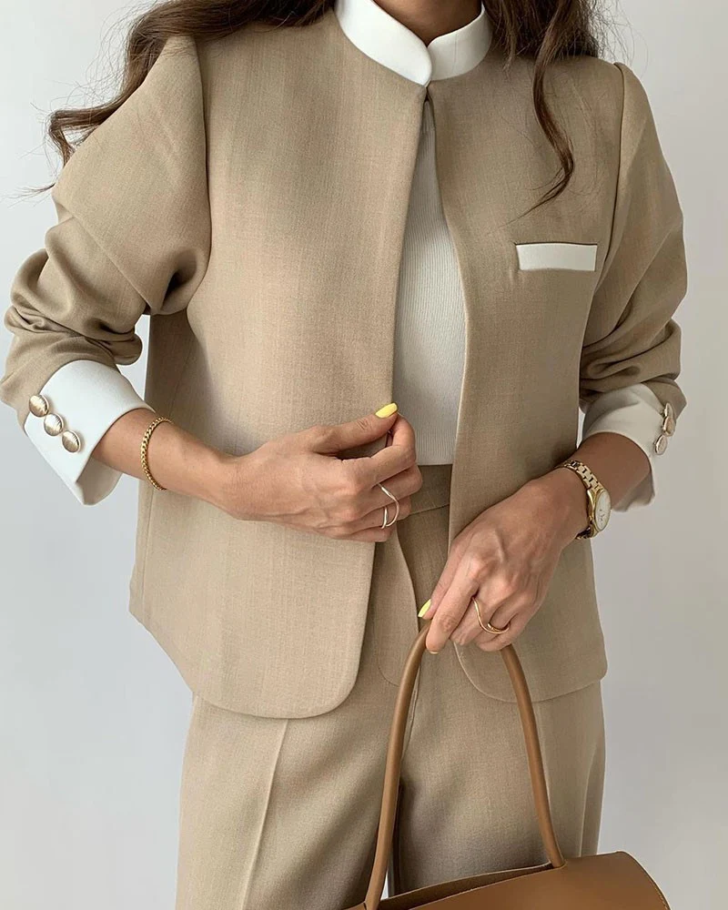 Épure Moderne | Blazer Court Bicolore à Col Montant – Image 3