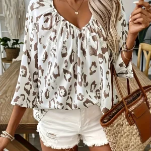 Blouse Léopard Chic | Coupe Fluide | Encolure V et Manches 3/4