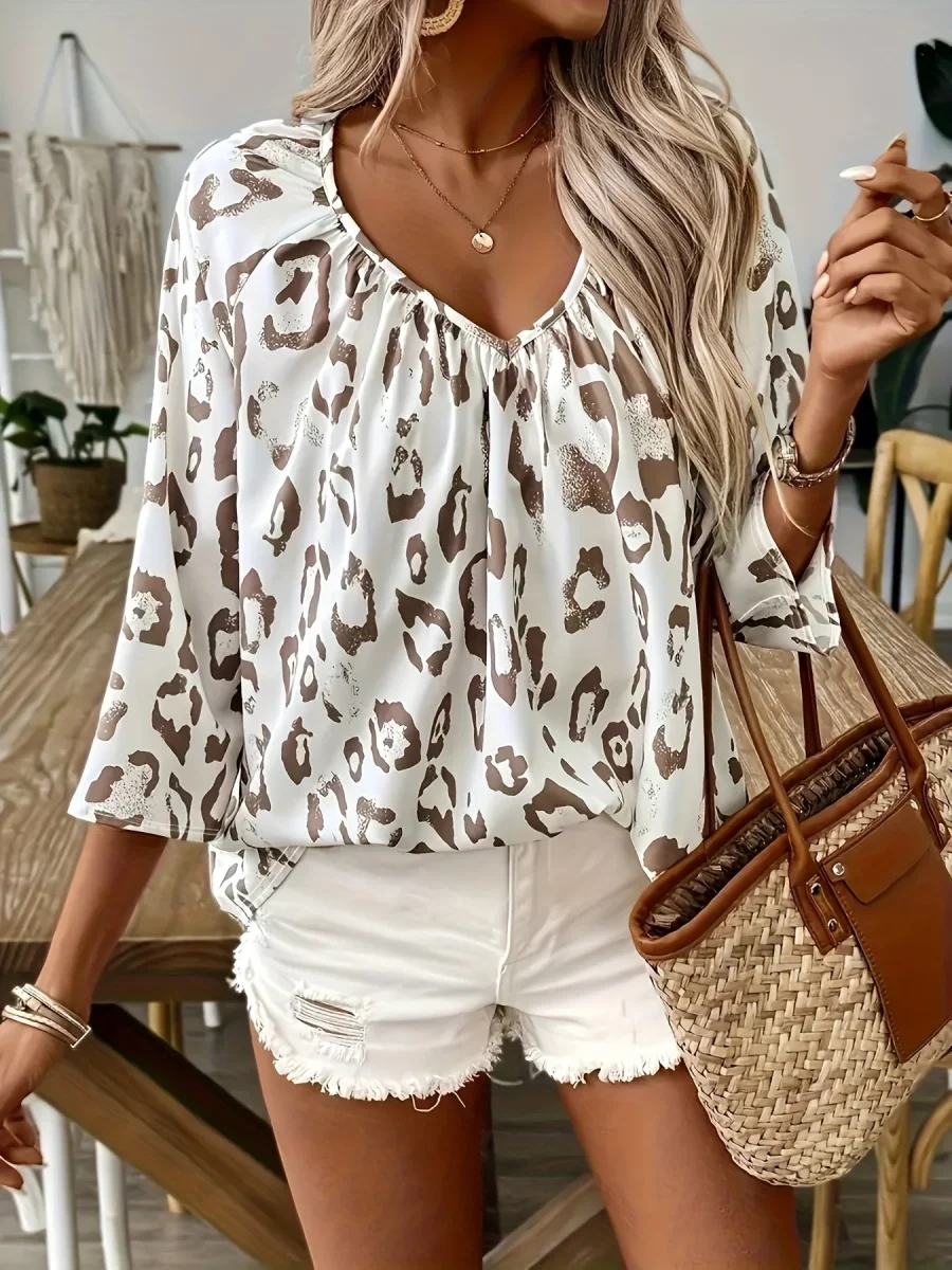 Blouse Léopard Chic | Coupe Fluide | Encolure V et Manches 3/4 – Image 2
