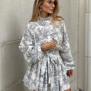 Robe Courte Toile de Jouy | Col Montant | Taille Ceinturée et Manches Bouffantes