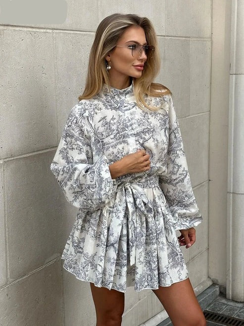 Robe Courte Toile de Jouy | Col Montant | Taille Ceinturée et Manches Bouffantes
