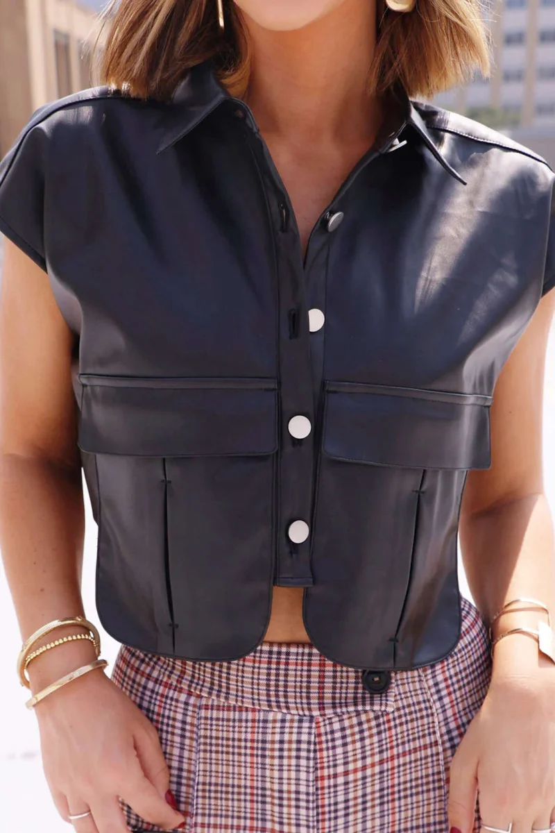Sleeveless leather-effect top with press studs | Attitude Moderne et Design Structuré – Image 6