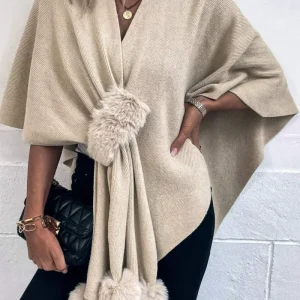 Poncho en Maille avec Pompons | Chic & Doux | Élégance Hivernale